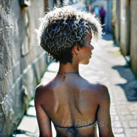Thaïs, 35 ans, afro et libertine en quête de passion et de complicité!